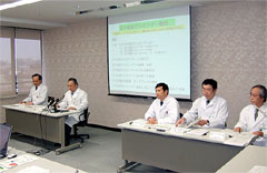 内山卓病院長、福島雅典教授らが記者に構想を説明した