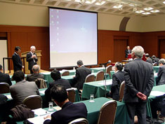説明会には西日本の薬学関係者が多数参加