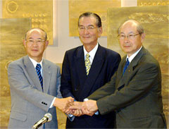 握手する濱田（左）、松井（中央）、國分の３社長