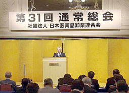 総会で決意を表明する松谷会長