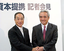 提携発表する大谷アイン社長（左）と村田セブン＆アイHD社長