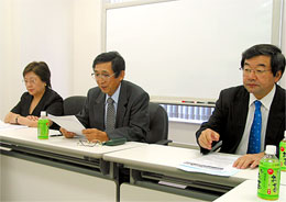 会見する川島理事長(中央)