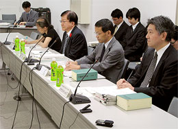 公開討論に臨む高井医薬食品局長（左から２人目）ら幹部