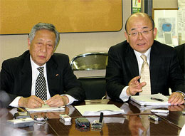 会見するメディ・パルＨＤ田辺副社長（左）、アルフレッサＨＤ長谷部専務