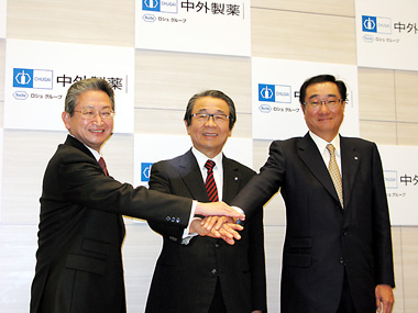 （左から）小坂新社長、永山社長、上野副社長