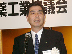 総会であいさつする吉田会長