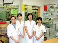 キタ薬局明野店（上）と薬剤師のみなさん（右から２人目が喜多氏）