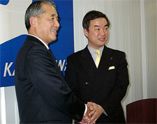 左が武田の長谷川社長、右が松沢神奈川県知事