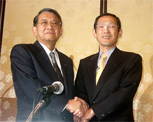 握手する田辺の葉山社長(左)と三菱ＷＰの小峰社長