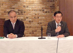 会見するＪＡＣＤＳの小田氏（左）と日本保険薬局協会の漆畑氏