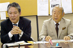会見する風間会長（左）と上田委員長