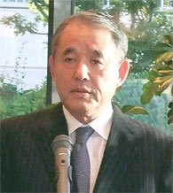 あいさつする長谷川社長