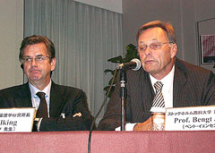 左がカロリンスカ研究所の臨床薬理学研究所長のニルス・ヴィルキング氏、右がストックホルム商科大学教授のベント・イェンセン氏