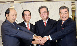 握手する（左から）小林、小坂、三木田、熊倉の４社長