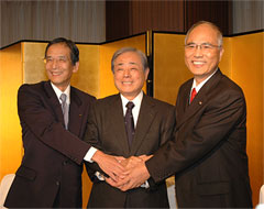 会見で握手する（左から）浅野、加藤、松田の３社長