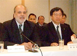 会見するシャーマ会長(左）と渡辺社長