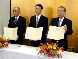 協定書を掲げる３大学の学長（右から静岡県立大学西垣学長、名古屋市立大学西野学長、岐阜薬科大学永井学長