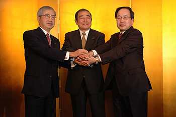 握手する左から上原、古森、菅田の３社長