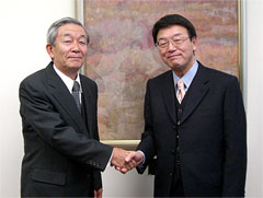 握手する田中慶一薬学部長（左）と西澤良記大学院医学研究科長（右）