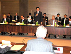 会議であいさつする岸田科学技術担当相