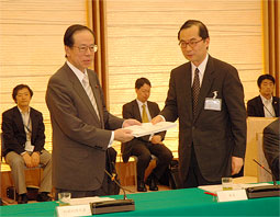 中間報告は吉川座長から福田首相に提出された