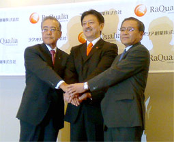 左から岩崎ファイザー社長、長久ラクオリア社長、出資者の有一夫エヌ・アイ・エフSMBCベンチャーズ社長