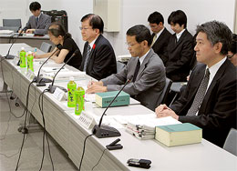 公開討論に臨む高井医薬食品局長(左から2人目)ら幹部