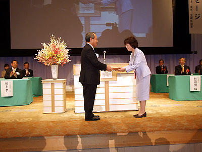 次期開催県である滋賀県薬の川端和子会長に、喜島健一郎宮崎県薬会長から薬剤師綱領の盾が引き継がれた