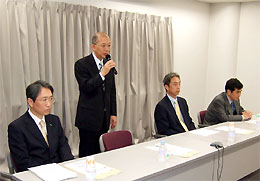 記者会見する小野取締役（中央左）、大阪大学の遠山教授（右端）、伊藤教授（中央右）ら