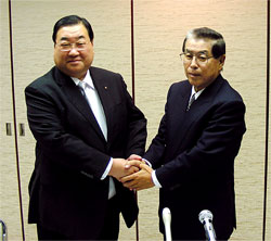 提携に向け握手するマツキヨＨＤの松本社長（右）と日本調剤の三津原社長