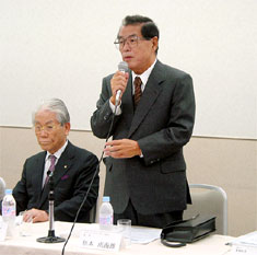 事業計画を発表する松本会長