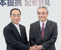 提携を発表する大谷喜一アイン社長（左）と村田紀敏セブン＆アイ社長