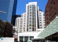Massachusetts General Hospitalを正面から望んだ風景。正面の白いビルが正面玄関、向かって右側のビルは主に外来、左側の高層ビルには入院病棟が主に入っています。他にも多数のビルで構成されています。