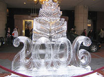 大晦日にはボストン市内の数ヵ所に氷の彫刻が飾られます。近所のホテル玄関にはそのものズバリ“2006”が飾られていました。