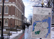 Freedom Trail。約4キロに及ぶ赤い線をたどって歩けば、アメリカ独立に関した史跡・旧跡を巡ることができます。Freedom Trailに沿って次号より写真をお送りします。