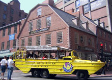 Old Corner BookstoreとDuck Tour。1712年に建てられ、今は宝石店になっていますが、昔はエマーソンやホーソンなどアメリカ文学者のたまり場になっていた本屋。その前を横切っているのが、観光名所を巡った後にチャールズリバーへ入りボストンを眺める、ボストン名物の水陸両用車ダックツアー。