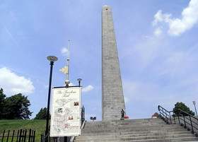 バンカーヒル記念塔(Bunker Hill Monument)。フリーダムトレイルの終点にあるこの塔は、独立戦争での激戦地であったバンカーヒルの戦いを記念し、1842年に完成したアメリカで最初のオベリスクです。