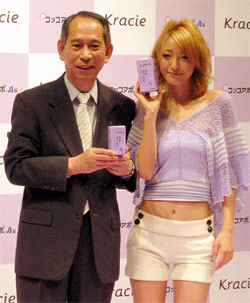 hln200906150201 大西社長(左)と新イメージキャラクターの木下優樹菜