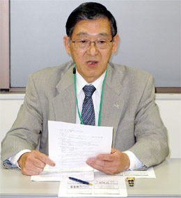 hln200906300301 会見する漆畑氏