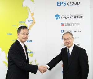 hln200907290301 合併を決めて握手する市来氏(左)と榎戸氏
