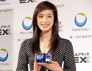 hln200907300301 イメージキャラクターに起用された天海祐希さん