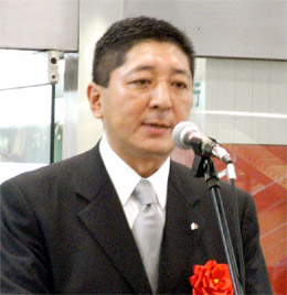 hln200908110101 オープン記念式典であいさつする水島社長