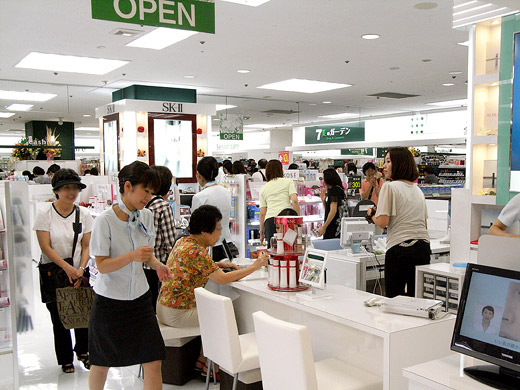 hln200908110103 医薬品などヘルスケア商材と共に、カウンセリング化粧品などビューティ関連の品揃えも充実させた