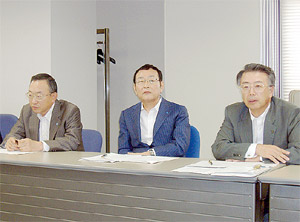 経営状況結果を発表する別所会長（中央）