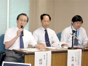 hln200908130101 会見する武谷院長(左)