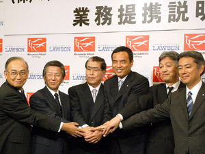hln200908260201 握手する両社幹部