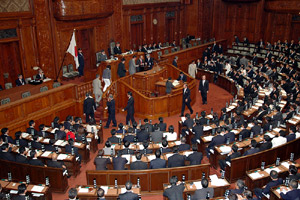 hln200909170101 首相指名選挙で投票を行う衆議院議員