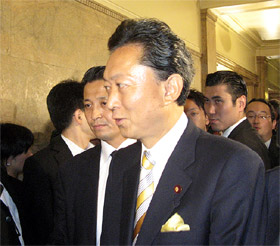 hln200909170102 新総理に選出され議場を後にする鳩山氏