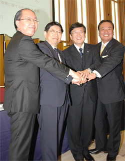 hln200909250101 握手するホーユー・クラシエ幹部