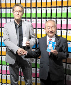ssh200909090101 鈴木社長(右)と佐藤氏